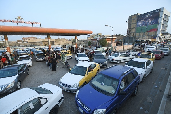 المرور العامة تدعو السائقين للالتزام بالضوابط التنظيمية ومسارات السير داخل محطات الوقود