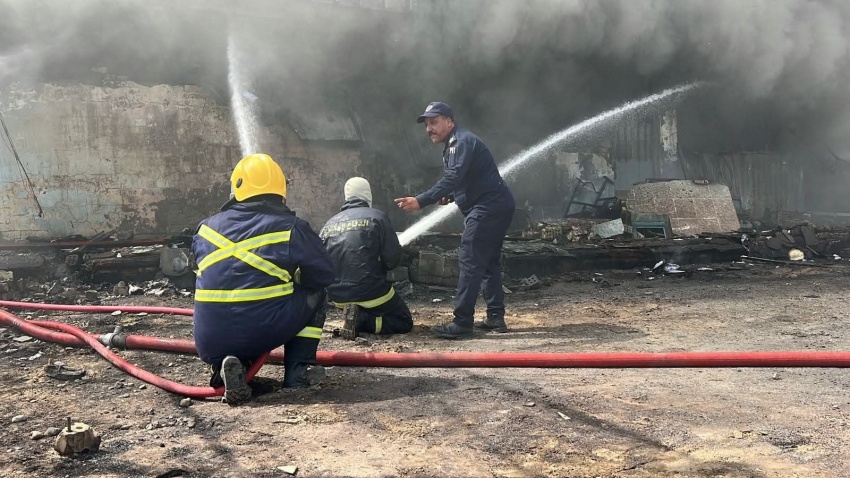 فرق الدفاع المدني تسيطر على حريق إثر تماس كهربائي جنوبي العاصمة