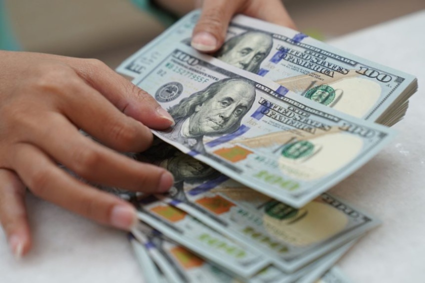 تراجع أسعار صرف الدولار في الأسواق المحلية واستقرار ملحوظ في سوق الذهب