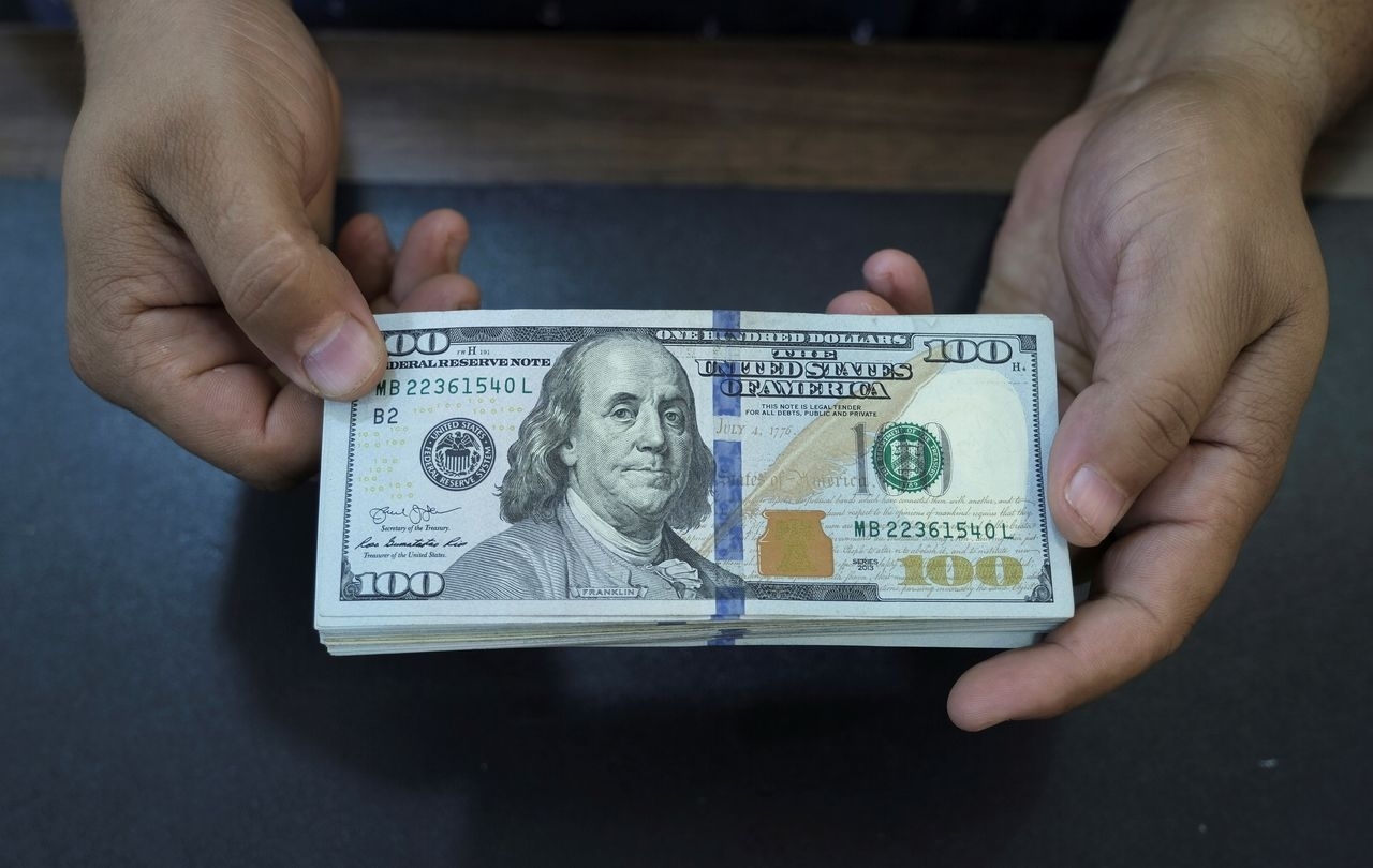استمرار تراجع أسعار صرف الدولار الأمريكي في الأسواق المحلية