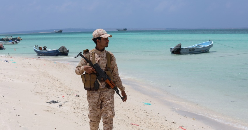 Two Oil Tankers Targeted in the Red Sea Amid Warnings of Military Escalation Affecting Navigation