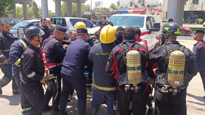 فرق الدفاع المدني تنجح في إخماد حريق وإنقاذ محتجزين في مبنى تجاري ببغداد