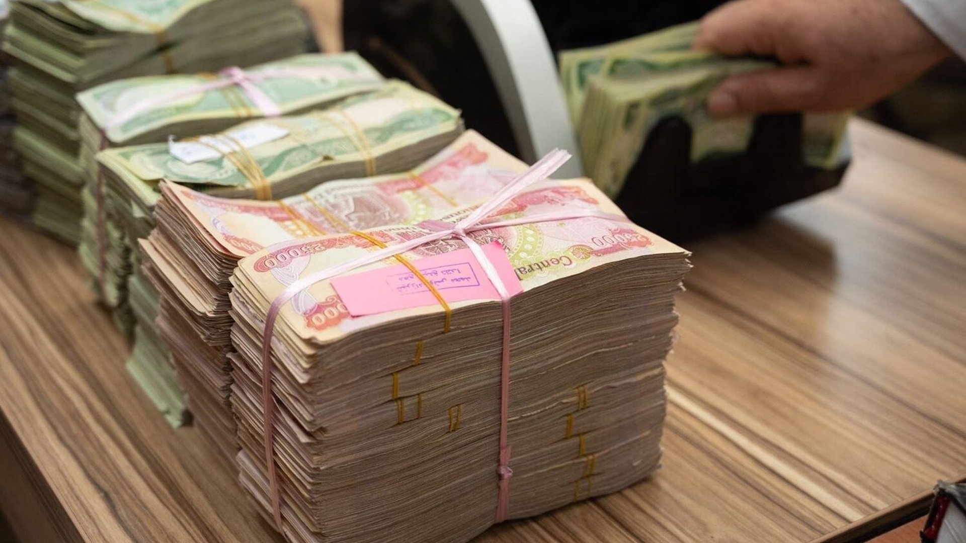 Escalating Protests Demand Regular Salary Disbursements for Iraqi Public Sector Employees