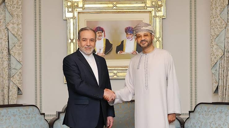 مباحثات عمانية إيرانية لاستئناف المفاوضات وتأمين حركة الملاحة في مضيق هرمز