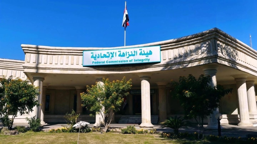 النزاهة تضبط موظفاً ونجليه بتهمة الابتزاز وعرقلة المزايدات في بلدية الموصل