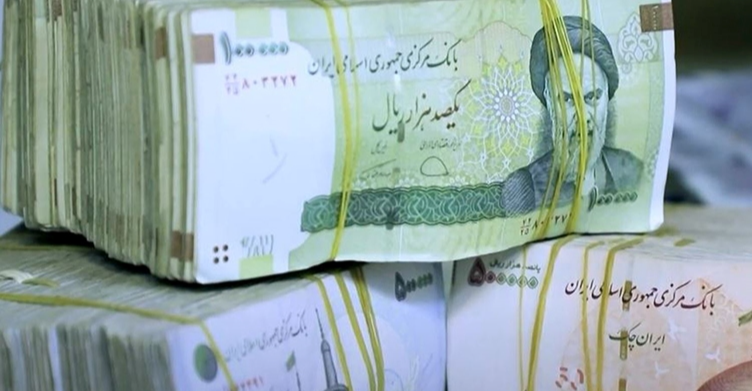 تدهور العملة الإيرانية.. 100 دولار تسجل 23 مليون تومان في الأسواق