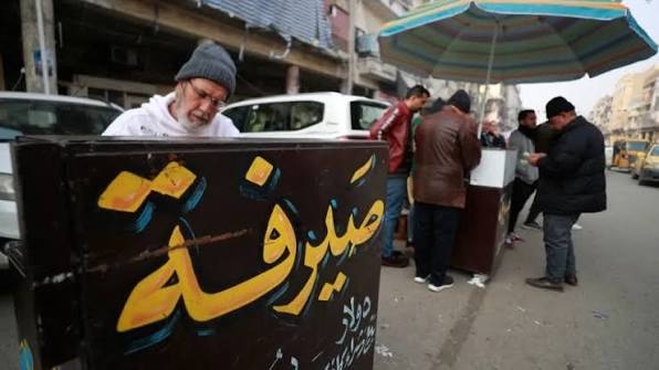 انخفاض إعلامي بسعر الدولار في الأسواق العراقية وحملات أمنية تضبط الصيرفات المخالفة