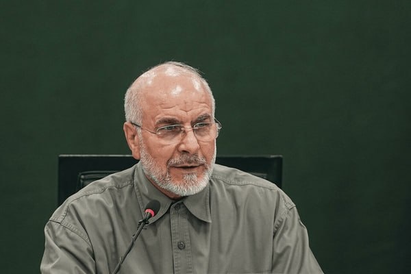 طهران تؤكد فشل محاولات فرض الحصار وتلوح بردود اقتصادية وعسكرية حاسمة