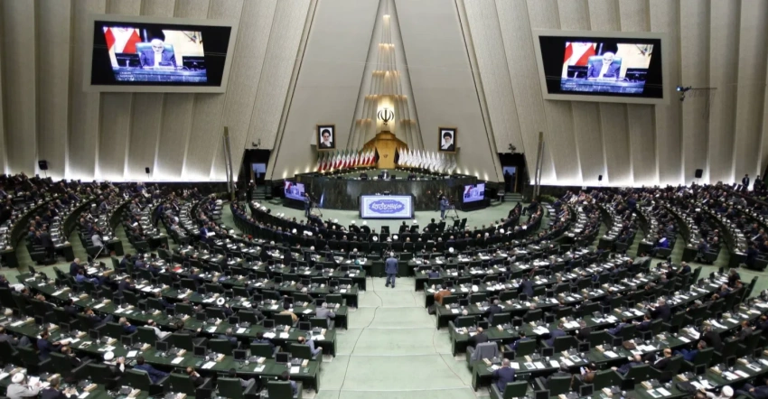 البرلمان الإيراني يعتمد التصويت الإلكتروني لمنح الثقة لمرشح وزارة الدفاع