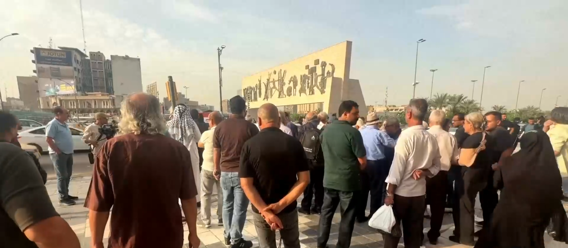 تظاهرات في العاصمة بغداد رفضا لقرار الحكومة خفض قيمة الدينار العراق
