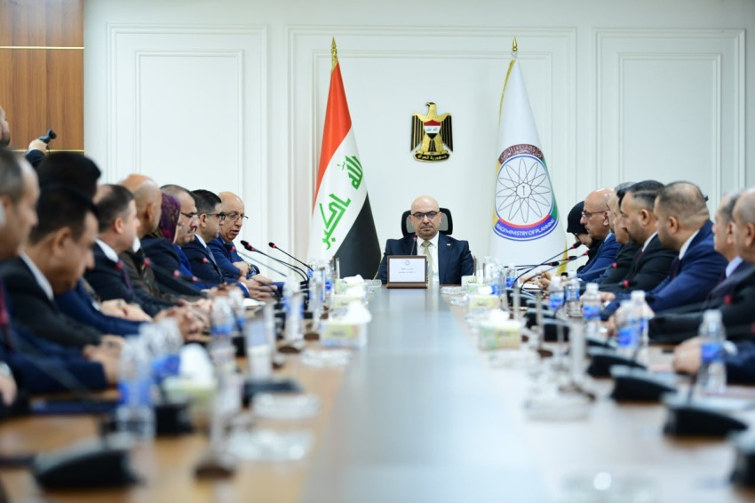 وزير التخطيط يرأس اجتماعاً موسعاً ويؤكد على تطوير الأداء المؤسسي وتعزيز الحضور الإعلامي