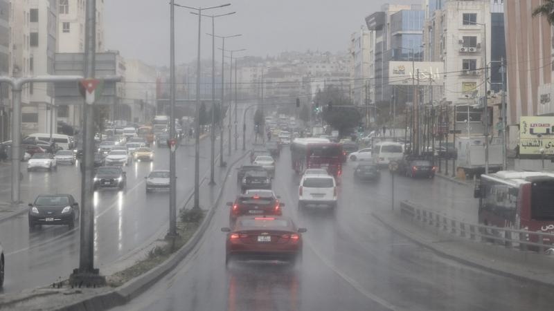 تقلبات جوية وأمطار رعدية وغبار تحط رحالها في عدة مدن عراقية
